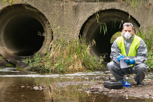 Een Man Een Beschermend Pak Masker Houdt Een Verslag Bij — Stockfoto