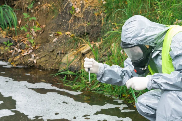 Een Man Een Beschermend Pak Masker Voert Een Uitdrukkelijke Test — Stockfoto