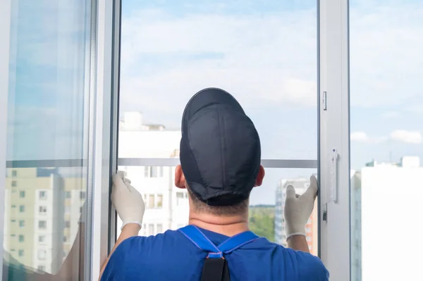 Trabajador Instala Una Mosquitera Moscas Mosquitos Ventana Vista Trasera — Foto de Stock