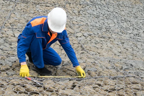 Worker Checks Laid Stones Bottom Artificial Lake — Stockfoto