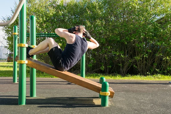 Vista Lateral Hombre Campo Deportes Haciendo Ejercicio Abdominales Escuchando Música — Foto de Stock