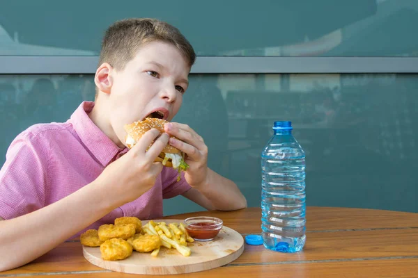 Ragazzo Pranzo Ristorante Fast Food Mangiare Hamburger — Foto Stock