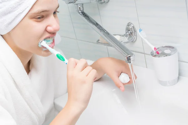 Diş Macunuyla Fırça Kullanan Kız Banyoda Diş Fırçası Kullanıyor — Stok fotoğraf