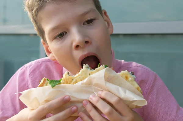 Chico Almorzando Restaurante Comida Rápida Comiendo Una Hamburguesa Primer Plano — Foto de Stock