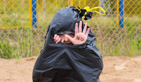 Niño Sienta Una Bolsa Basura Negra Pide Ayuda Con Una — Foto de Stock