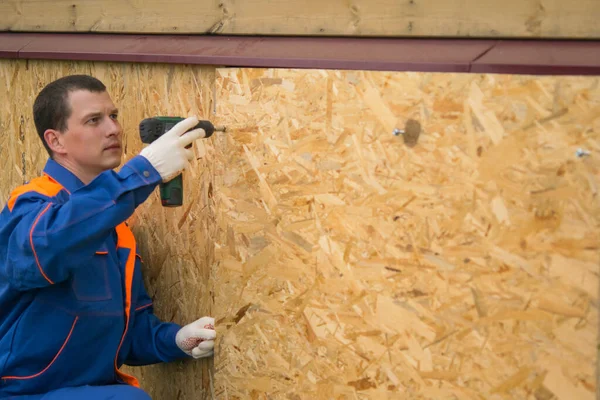 Trabajador Uniforme Azul Cubre Parte Inferior Casa Con Tablas Madera — Foto de Stock