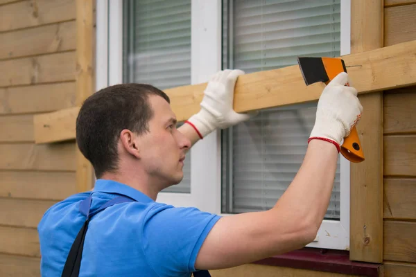 Ein Arbeiter Blauer Uniform Der Das Fenster Eines Holzhauses Eingetreten — Stockfoto