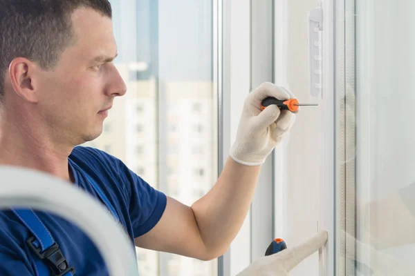 Hombre Termina Instalar Una Ventana Atornillando Mango Para Abrirlo — Foto de Stock