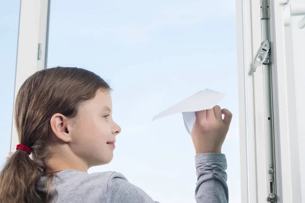 Meisje Maakte Een Vliegtuig Van Papier Lanceert Het Een Open — Stockfoto