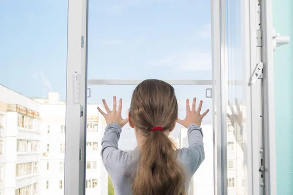 Girl Dangerously Put Her Hands Loosely Fixed Mosquito Net Window — Stock Photo, Image