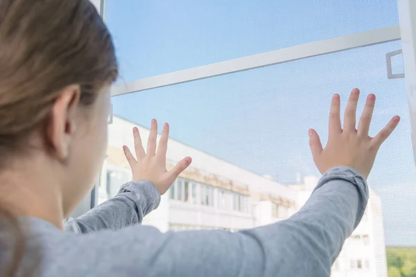 Girl Dangerously Put Her Hands Loosely Fixed Mosquito Net Window — Stock Photo, Image