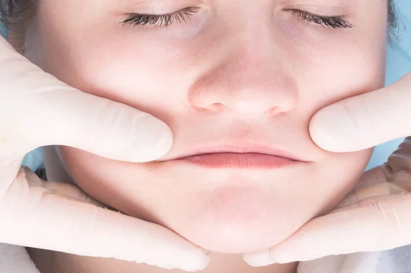 Hände Einer Massagetherapeutin Die Nacken Und Gesichtsbereich Arbeitet Draufsicht Nahaufnahme — Stockfoto