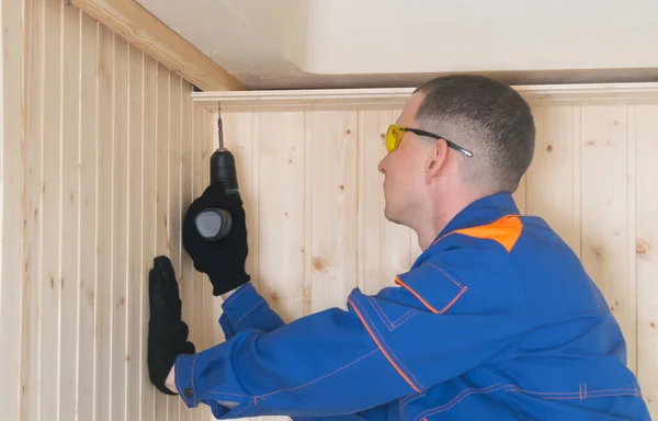 Trabajador Con Uniforme Azul Gafas Amarillas Atornilla Bloque Madera Techo — Foto de Stock