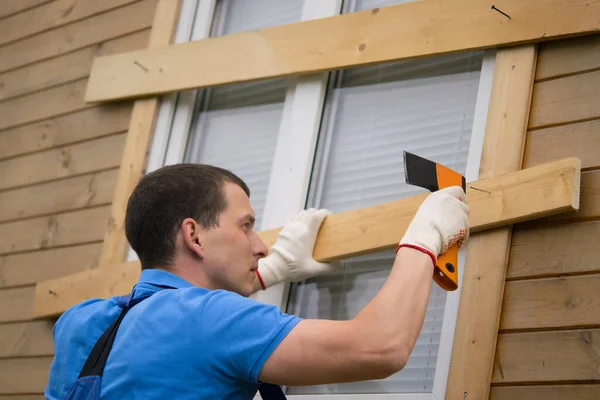 Trabajador Que Tapió Ventana Una Casa Madera Ladrones Mudarse Otra — Foto de Stock