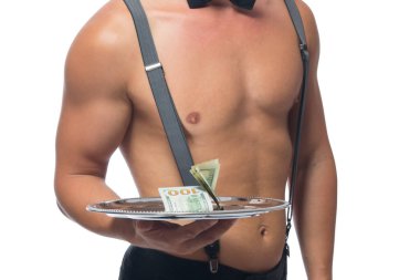 yakın plan, çıplak bir garson gövdesi, beyaz bir arka planda, para dolu bir tepsiyi tutuyor.