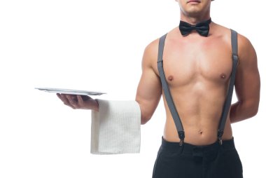 Yakın plan, boynunda kelebek olan çıplak bir barmen gövdesi, elinde bir tepsi ve havluyla beyaz bir arka plan.