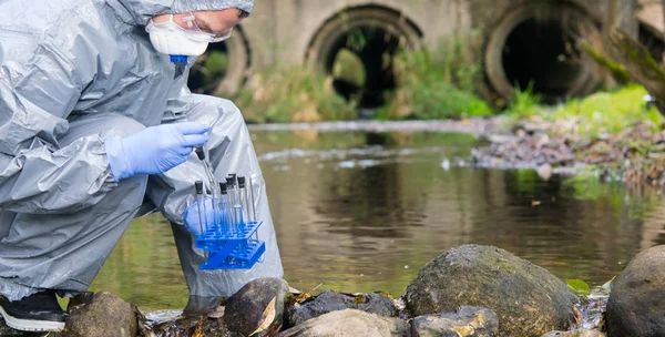 Een Wetenschapper Een Beschermend Pak Masker Verzamelt Een Monster Van — Stockfoto