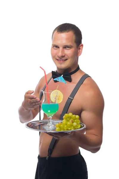 Zblízka Veselý Mužský Číšník Holým Trupem Podnos Alkoholickým Koktejlem Ovocem — Stock fotografie