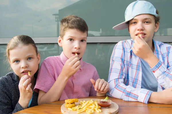 Ragazze Ragazzo Seduti Tavola Mangiare Fast Food Patatine Fritte Con — Foto Stock