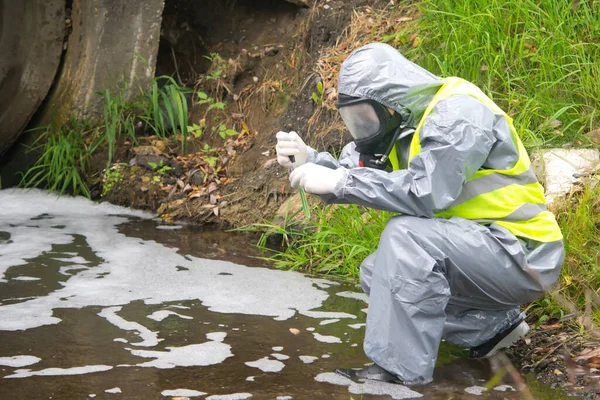 Wetenschapper Een Beschermend Pak Masker Handschoenen Neemt Vloeistof Uit Rivier — Stockfoto