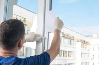 Pencere sihirbazı beyaz bir sayfa kullanarak pencere ile çerçeve arasındaki boşlukları kontrol eder