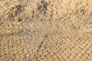 Kum arka planında metal örgü, yakın plan, yazı için yer