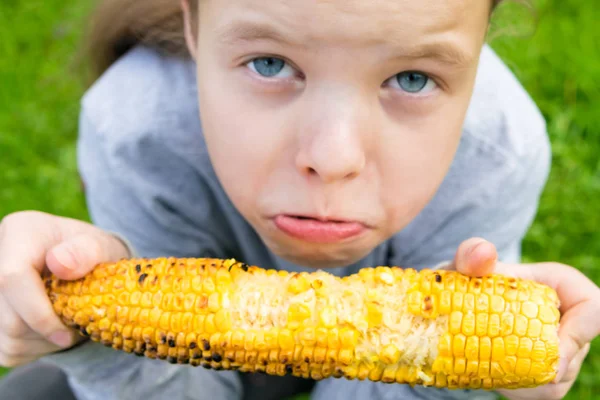 Sértett Lány Kint Fűben Grillezett Kukoricát Eszik — Stock Fotó