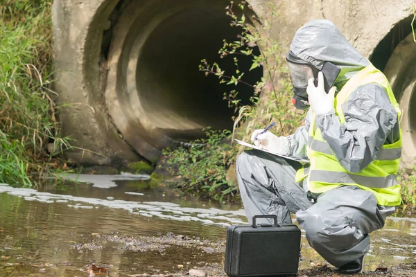 Especialista Ambiental Traje Protección Máscara Hablando Por Teléfono Grabando Plan — Foto de Stock