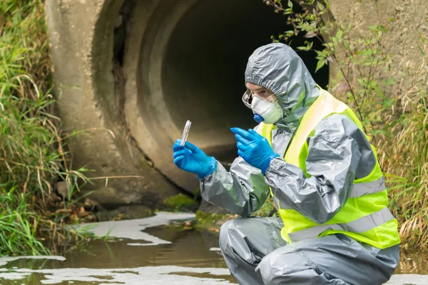 Milieudeskundige Een Beschermend Pak Masker Nam Een Monster Van Afvalwater — Stockfoto