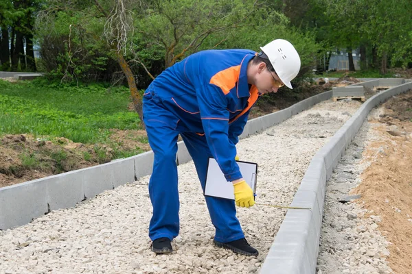 Trabajador Comprueba Altura Del Bardure Una Nueva Pista Parque — Foto de Stock