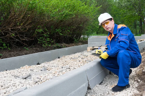 Hombre Overoles Sostiene Notas Sobre Trabajo Realizado Durante Reparación Caminos — Foto de Stock