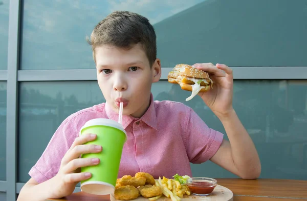 Primo Piano Ragazzo Seduto Tavolo Che Beve Una Bevanda Una — Foto Stock