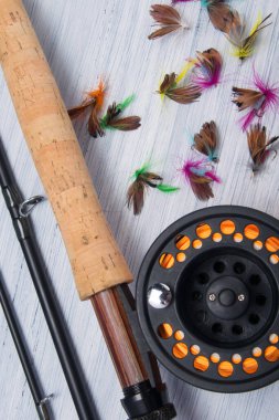 Yakın plan, olta oltasıyla olta ve kancayla yem, arka planda da yazı için bir yer.