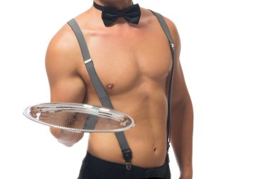 Çıplak gövdeli, beyaz bir arka planda boş bir tepsiyi elinde tutan bir erkek garsonun yakın çekimi.