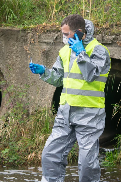 Wetenschapper Een Beschermend Pak Handschoenen Masker Gesprek Een Mobiele Telefoon — Stockfoto