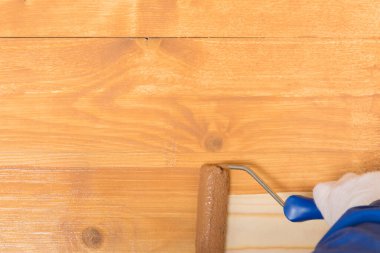 Tekerlek ahşap yüzeyi koyu cila ile kaplıyor, yazıtlarınız için yer var.