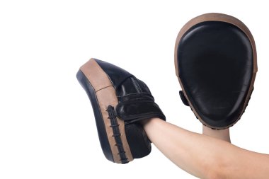Antrenman için boks patileri takıyor, beyaz bir arka planda izole edilmiş.