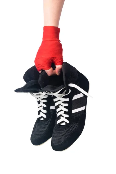 Hand Verbonden Met Rood Verband Voor Vechtsport Houdt Zwarte Boksschoenen — Stockfoto