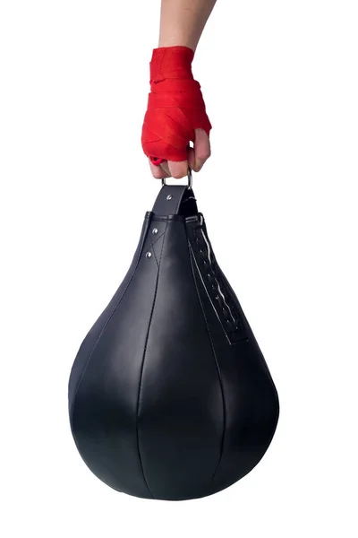 武道のための赤い包帯で包帯を手は白に隔離されたボクシングのための黒いパンチングバッグを保持しています — ストック写真
