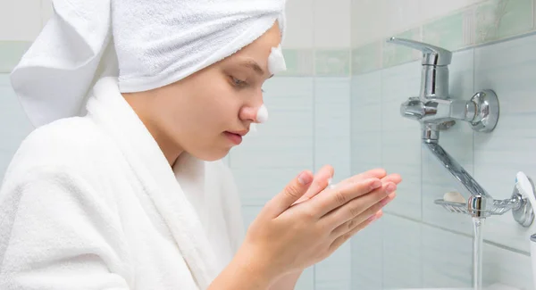 Dívka Bílým Ručníkem Hlavě Županu Koupelně Umývá Pěnu Očištění Obličeje — Stock fotografie