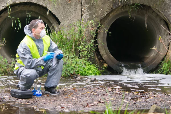 Wetenschapper Een Beschermend Pak Masker Schrijft Resultaten Van Het Monster — Stockfoto