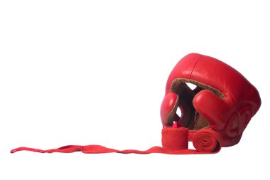Boks 'taki yaralanmalardan korunmak için kırmızı bandaj ve beyaz arka planda bir kask. Yakın plan.