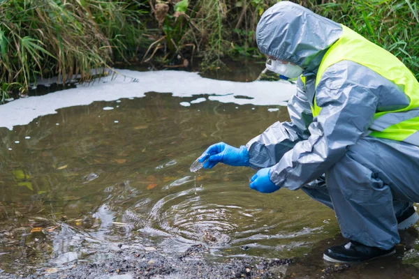 Wetenschapper Een Beschermend Pak Masker Loost Vijver Bio Planten Voor — Stockfoto