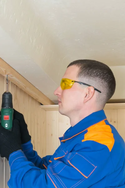 Trabajador Con Uniforme Azul Gafas Amarillas Atornilla Bloque Madera Techo — Foto de Stock