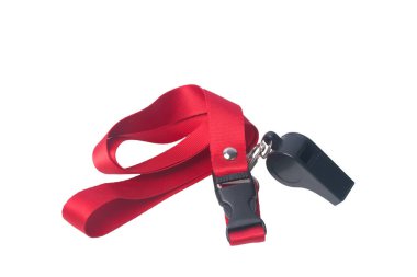 Kırmızı kurdeleli siyah düdük, beyaz arka planda, yakın plan.