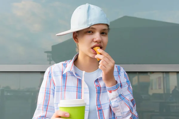 Close Uma Menina Boné Camisa Beber Uma Bebida Copo Papel — Fotografia de Stock