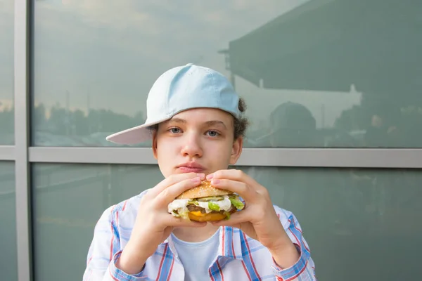 Chica Una Gorra Sentado Mesa Comer Comida Rápida Hamburguesa — Foto de Stock