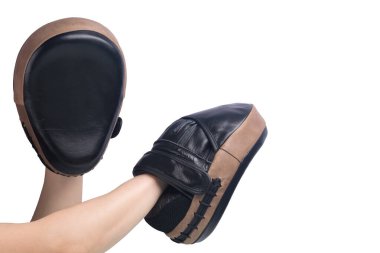 Beyaz arka planda izole edilmiş ellerde darbe pratiği yapmak için pençeler
