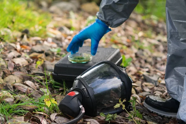 Handen Skyddsdräkt Och Gummihandske Tar Mask För Att Skydda Andningsorganen — Stockfoto