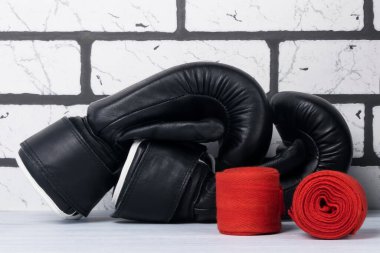Eldivenler ve kırmızı koruyucu bandajlar beyaz tuğla bir arka planda kabuklar üzerinde grev pratik için